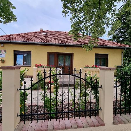 Muskatlis Haz Apartment Balatonlelle Ngoại thất bức ảnh